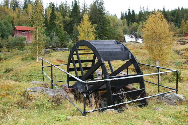 jerverket 058.jpg - Modell av et vasshjul på plass i det gamle hjulsetet for spikersmia på Verket